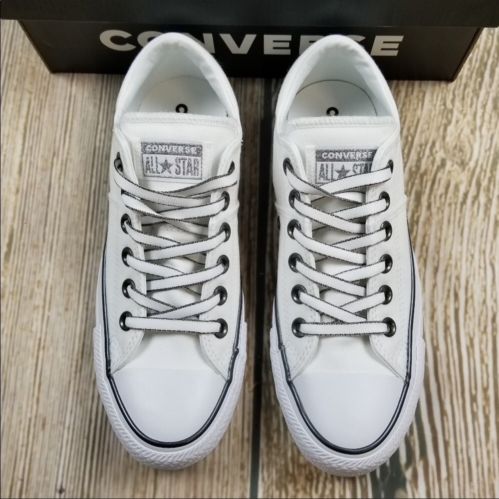 Converse sneakers *NIB